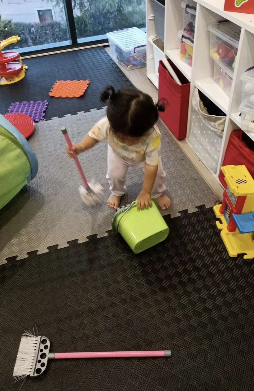 Evde temizlik oyunu oynayan küçük çocuk