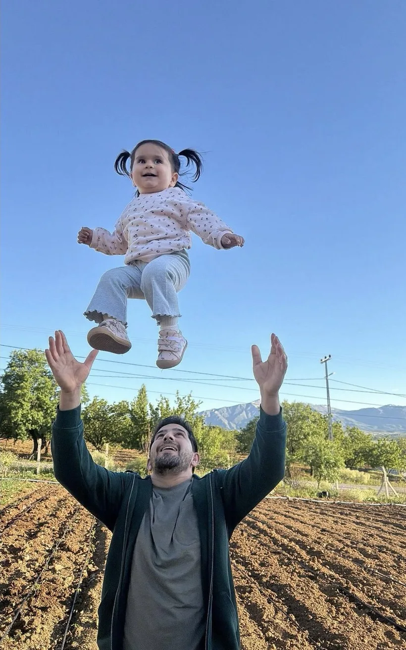 Ahmet Tunç kızıyla bahçede oynarken